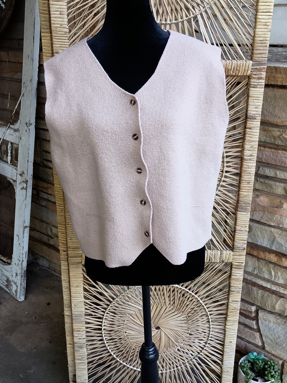 Daze Women’s Sleeveless Button-Front Knit Vest — Tan_S
